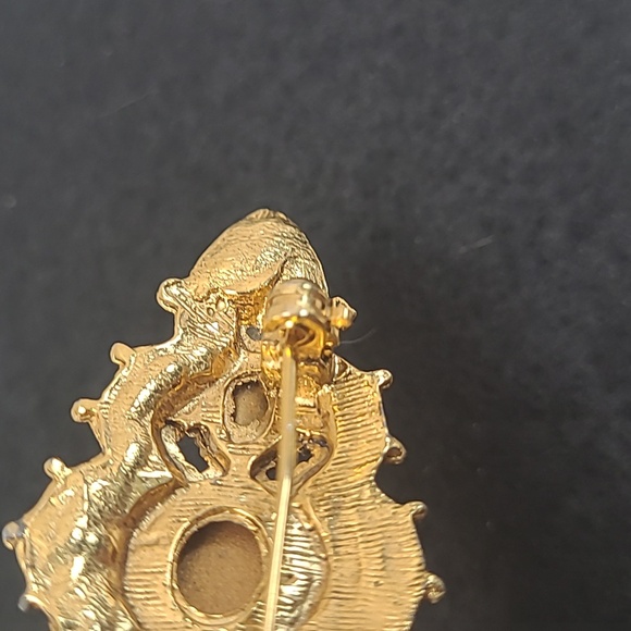 Elegant Gold and Red Gem Brooch - Picture 3 of 4